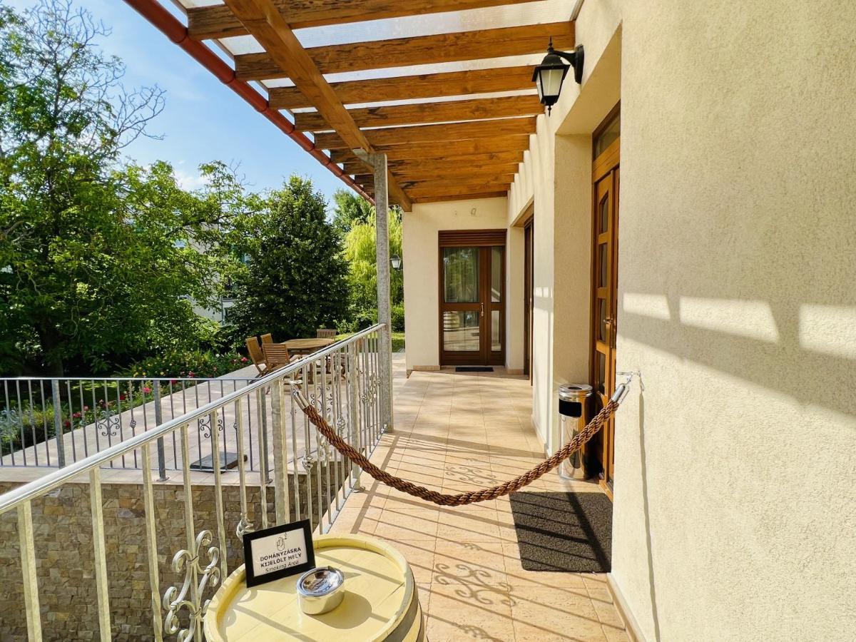 Villa Szofia Veszprem Apartments Екстер'єр фото